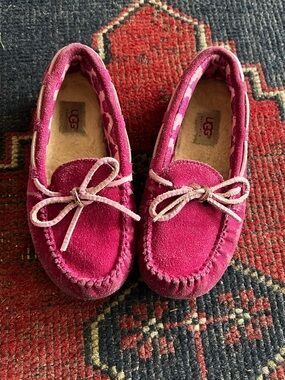 UGG Kids Fuchsia Suede Moccasin Slippers with Bow, Size 11